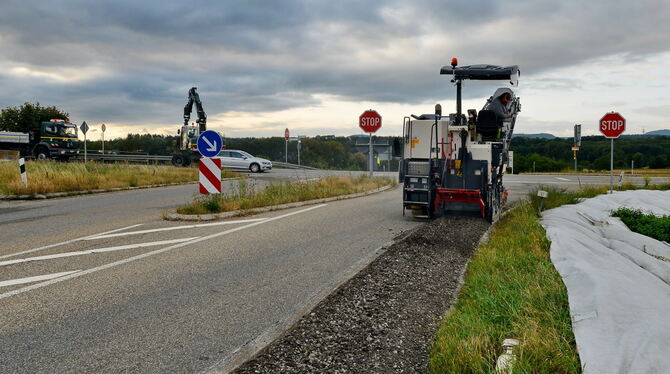 In Jettenburg wurde heute mit den Fräsarbeiten für den neuen Kreisel begonnen.   FOTO: NIETHAMMER