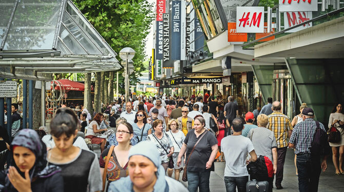 In der Stuttgarter Königstraße müssen sich Einzelhändler mehr anstrengen als in anderen Großstädten.  FOTO: LICHTGUT/ACHIM ZWEYG