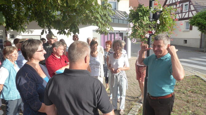 Beim Dorfspaziergang mit Nehrens Bürgermeister Egon Betz (rechts) gab es Hintergrundinformationen über das, was an der Ortsdurch