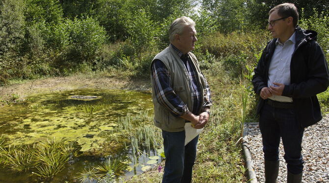 Harald Mohr (links) und Bürgermeister Steffen Heß auf einer Kiesbank am Ufer. Bei höherem Wasserstand leben dort Insekten wie Wa