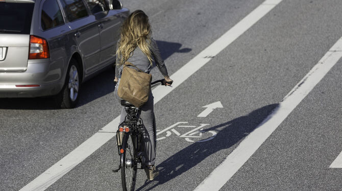 Radfahrstreifen sind hingegen ausschließlich den Fahrradfahrern vorbehalten.  FOTO: FOTOLIA