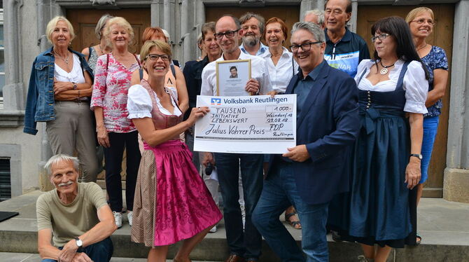 Übergabe des Julius-Vohrer-Preises (vorne stehend, von links): Prokjektkoordinatorin Mimi Böckmann, FDP-Stadtverbandsvorsitzende