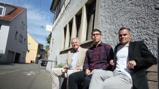 Werner Ströbele (links), Markus Ruopp (rechts) und Ardit Jashanica auf der Sitzbank vor dem Haus der Jugend. FOTOS: DÖRR