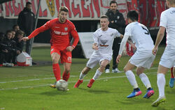 Hat seinen Vertrag beim SSV Reutlingen verlängert: Janick Schramm (links).   FOTO: MEYER