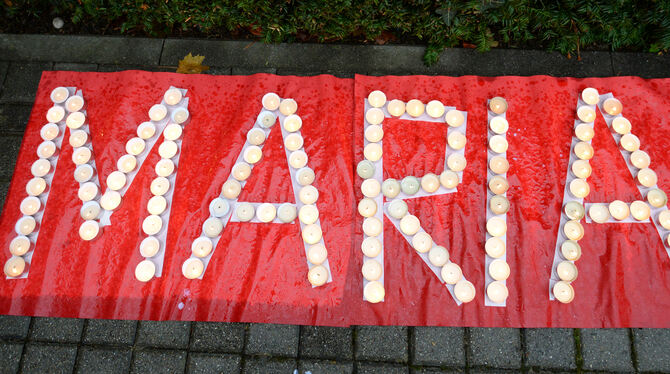 Der Schriftzug »Maria« aus Kerzen für die damals vermisste 13-jährige Maria ist vor der Polizeidirektion zu sehen. (Archivbild)