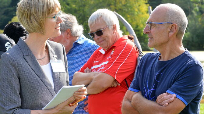 Hans Wahl (rechts) im Gespräch mit Gisela Sämann, im Hintergrund Eberhard Frank vom TSV Mägerkingen.