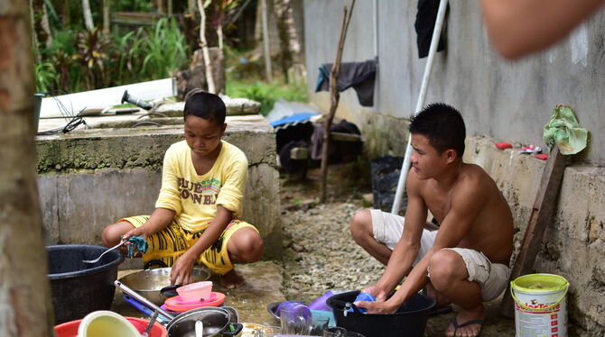 So wird in Indonesien abgewaschen: Ein Kind des Heims auf Nias. FOTO: PRIVAT