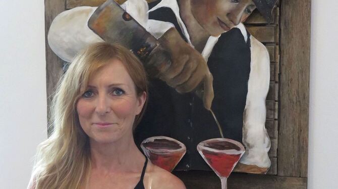 Edeltraud Willjung vor der Abreise in die USA mit ihrem Werk »Barkeeper«.  FOTO: STRÖHLE