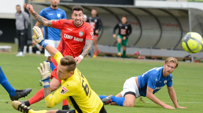 Cristian Giles erzielt das 3:0. Am Boden: Torhüter Pascal Nagel und Marco Pischorn. FOTO: PIETH Cristian Giles erzielt das 3:0. Am Boden: Torhüter Pascal Nagel und Marco Pischorn. FOTO: PIETH