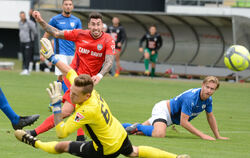 Cristian Giles erzielt das 3:0. Am Boden: Torhüter Pascal Nagel und Marco Pischorn.   FOTO: PIETH
