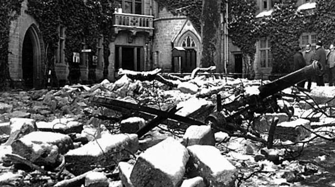 Trümmer auf der Hohenzollernburg nach dem Erdbeben von 1978. FOTO: PRIVAT