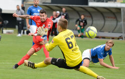 Das 3:0 für den SSV: Cristian Giles (links) lässt Marco Pischorn (am Boden) ins Leere laufen und überwindet Pascal Nagel.  FOTO: