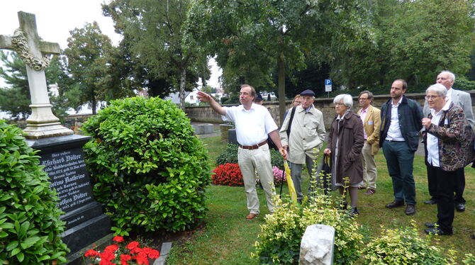 Auf dem Mühlwiesenfriedhof zeigt Stadtarchivar Rolf Bildingmaier der Gruppe das Grab von Christoph Erhard Michael Völter, der al