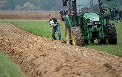 Alles gerade und gleichmäßig? Shaun Carson aus Australien betrachtet kritisch seine Furchen. Die Jury brauchte lange, um die Erg
