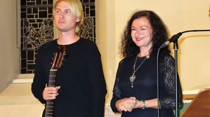 Hendrik Schacht (Gitarre) und Esther Lorenz (Gesang) traten in der Michaelskirche in Buttenhausen auf. FOTO: BÖHM
