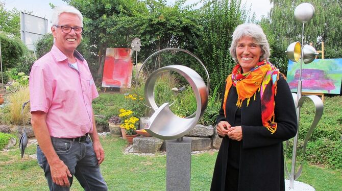 Erich Geiger und Susanne Beckh zeigen ihre Kunst im Garten.  FOTO: CANTRÉ