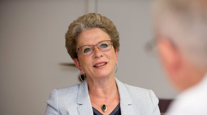 Reutlingens Oberbürgermeisterin Barbara Bosch im Gespräch mit GEA-Lokalchef ROland Hauser. FOTO: TRINKHAUS