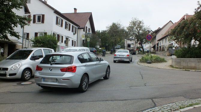 Als provisorische Verkehrsachse mitten durch Pliezhausen dient gerade die enge Bachenbergstraße, die beileibe nicht nur von Orts