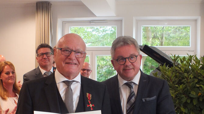 Der geehrte Gerhard Buck (links) mit Justizminister Guido Wolf.  FOTO: S. WURSTER