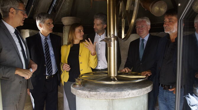 Unirektor Bernd Engler, Staatssekretärin Katrin Schütz und OB Boris Palmer (von links) im Observatorium. FOTO: KIRTSCHIG