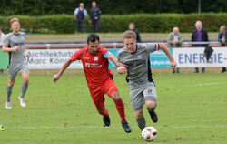 Zunge raus – und ab geht’s: SSV-Kapitän Pierre Eiberger (rechts), hier im Duell mit dem Backnanger Oguzhan Biyik.  FOTO: BAUR