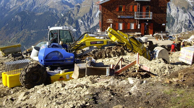 Ein Bagger an der Kaltenberghütte arbeitet am Fundament fürs neue Winterlager, das inzwischen fertig ist. Ein Bagger an der Kaltenberghütte arbeitet am Fundament fürs neue Winterlager, das inzwischen fertig ist.