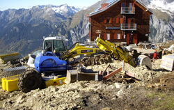 Ein Bagger an der Kaltenberghütte arbeitet am Fundament fürs neue Winterlager, das inzwischen fertig ist. 