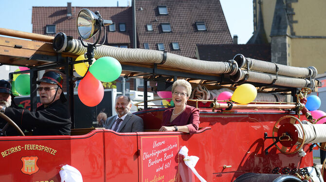In einem offenen, historischen Löschfahrzeug chauffierte die Feuerwehr Barbara Bosch an ihrem heutigen 60. Geburtstag zum städti