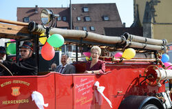 In einem offenen, historischen Löschfahrzeug chauffierte die Feuerwehr Barbara Bosch an ihrem heutigen 60. Geburtstag zum städti