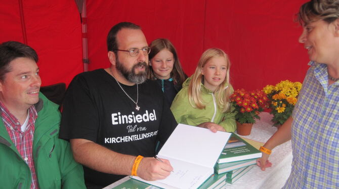 Autor Andreas Heusel war sehr gefragt: Hier mit den Gemeinderats-Kollegen Karl Eißler, (links) und Ruth Setzler, die unbedingt a