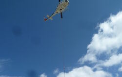 Material musste mangels Fahrwegen mit dem Hubschrauber eingeflogen werden.