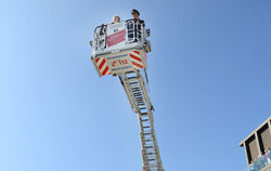 Statt Treppensteigen: Per Drehleiter ging’s auf den Stadtbalkon.