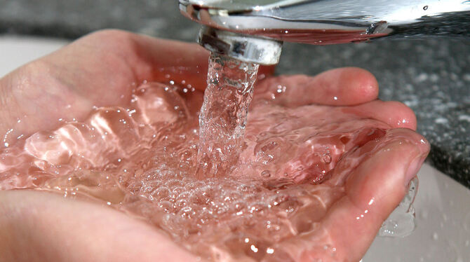 Nicht nur zum Händewaschen, sondern auch zur Nahrungszubereitung oder zum Zähneputzen kann das Hülbener Trinkwasser wieder ohne