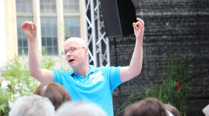 Martin Kohler, als er 2017 am ökumenischen Stadtkirchentag auf dem Pfullinger Marktplatz den Kirchenchor dirigierte. Der ist mit