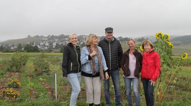 Diana Pukall, Gaby Kronfeldt, Uwe Schmid, Anne Baisch und Irma Hummel (von links) freuen sich über die Ernte vom Feld.  FOTO: S