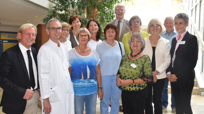 Seit zwanzig Jahren gibt es die »Grünen Damen«in Bad Urach, die sich ehrenamtlich um das seelische Wohl der Patienten kümmern. I