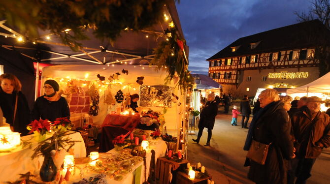 Das besondere Ambiente: Eine außergewöhnliche Kulisse bietet der Weihnachtsmarkt im Gomaringer Schlosshof.  FOTO: MEYER