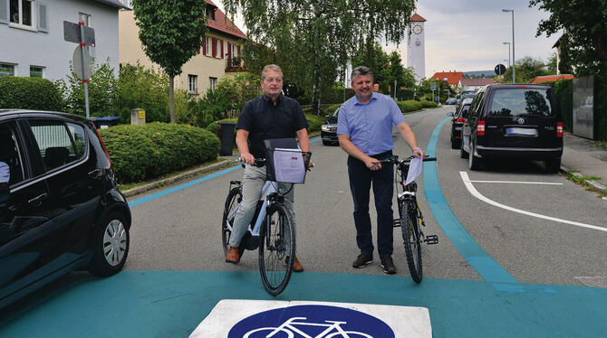 Stellten die Bellinostraße als Fahrradstraße vor: Gerhard Lude (links) und Bernd Eger vom Amt für Tiefbau. FOTO: NIETHAMMER