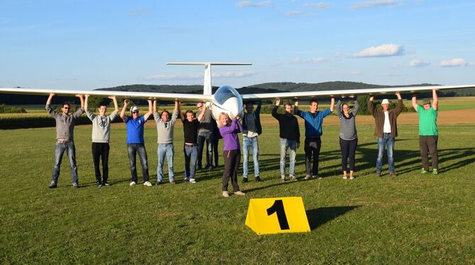 Hoch das Flugzeug: Die Segelflieger aus Grabenstetten sind in die Segelflug-Bundesliga aufgestiegen.  FOTO: PRIVAT