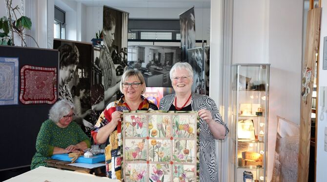 Faden-Künstlerinnen (von links): Maria Brunner, Paula Nennung und Sabine Staudhammer zeigen in der ehemaligen Faden-Fabrik ihre