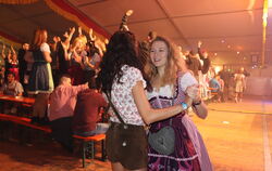 Tolle Stimmung beim Engstinger Herbst: Wer nicht auf den Bänken feierte, tanzte zu zweit zu ansteckender Blasmusik.  FOTO: BLOCH