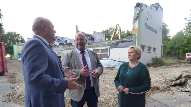 Kultusministerin Susanne Eisenmann machte sich auf Einladung des Landtagsabgeordneten Karl-Wilhelm Röhm (links) ein Bild von de