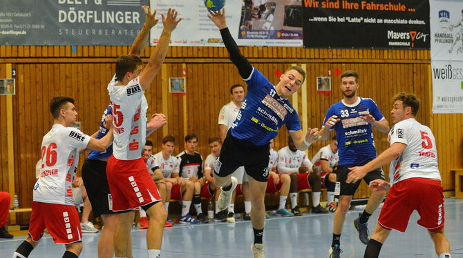 Erzielte gegen die TGS Pforzheim sieben Tore für den VfL Pfullingen: Niklas Roth (beim Wurf).  FOTO: NIETHAMMER