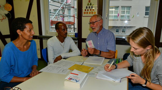 Günter Jung im Gespräch mit einem eritreischen Flüchtling, der abgeschoben werden soll. Vor 26 Jahren war Jung Initiator des ers