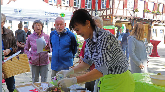 Am Samstag, 15. September, wird Pia Münch Interessierten erneut zeigen, wie man Obst und Gemüse einkocht.  FOTO: BLOCHING