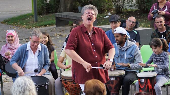 Und alle machen mit: Trommelevent mit Ricarda Raabe in Münsingen. FOTO: LENK