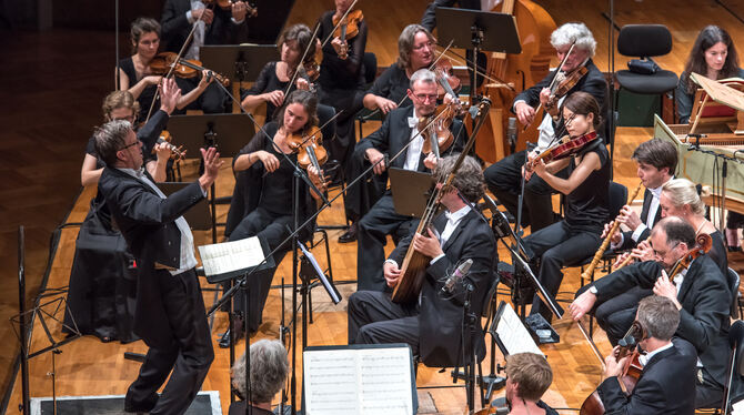 Das Orchester der Gaechinger Cantorey und Dirigent Hans-Christoph Rademann in der Liederhalle.  FOTO: HOLGER SCHNEIDER
