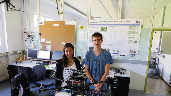 Auch in den Ferien haben Marc und Marie am Apportiercopter im SFZ gearbeitet.  FOTOS: HAILFINGER