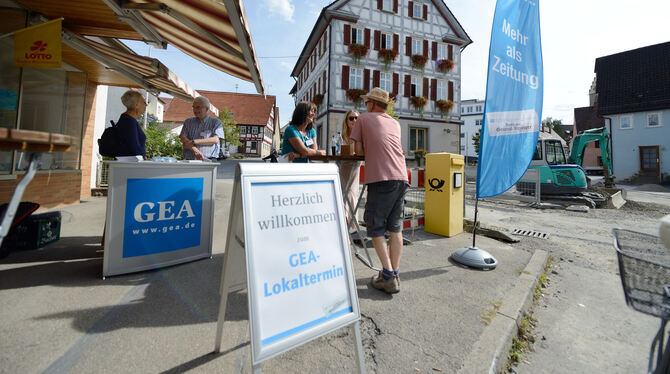 Meinungen sammeln über das, was Dorfmitte in Ofterdingen ist und sein könnte, beim GEA-Lokaltermin.  FOTOS: PIETH