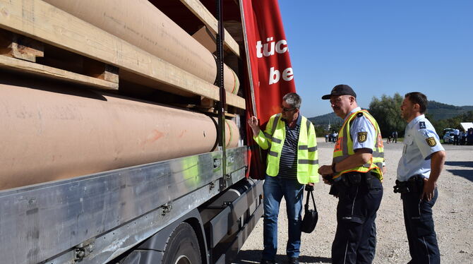 Die Polizei kontrolliert auf dem Metzinger Festplatz Bongertwasen Lastwagen: Unter anderem geht es darum, ob die Ladung ordentli